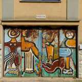 Di Porta Grecia � semplice risalire all�autore, di cui � ben riconoscibile la firma in basso a destra: Yulianos Kattinis. Servendosi di colori accesi, rappresent� simboli classici legati ai valori dello sport intersecati tra loro su un piano bidimensionale